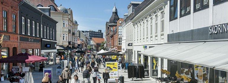 Mens kommuner slås om handlen, tømmes deres bycentre for liv og butikker