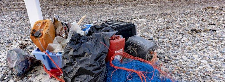 Præmie til firma der indsamler plast på stranden og genanvender det