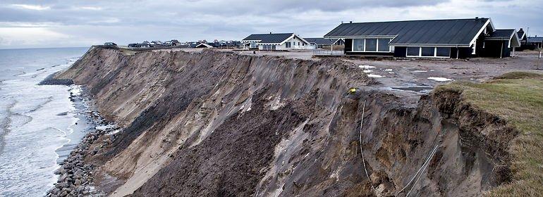 Beton og tonsvis af granit på stranden udløser bøder