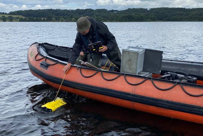 Fjernstyret miniubåd på plantejagt i naturen