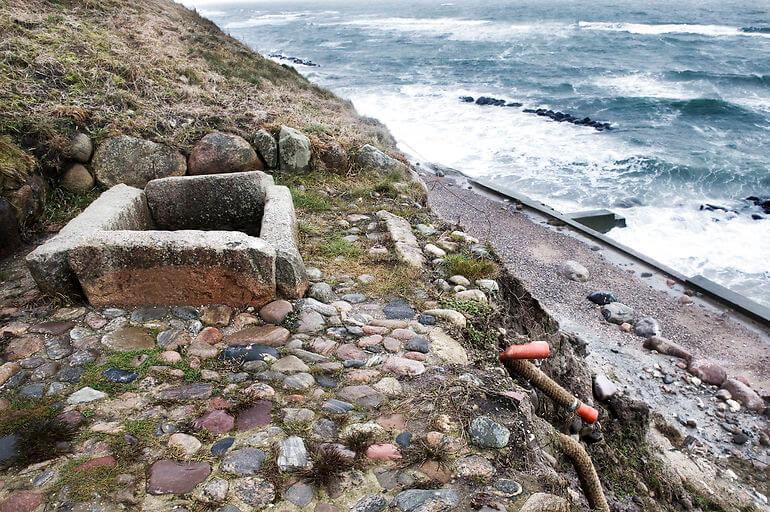 Gribskov vil sikre fortidsminde der er i fare for at styrte i Kattegat