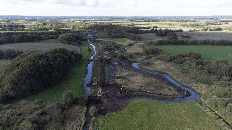 Efter 100 år i kunstig kanal flyder vandet igen i markant vandløb