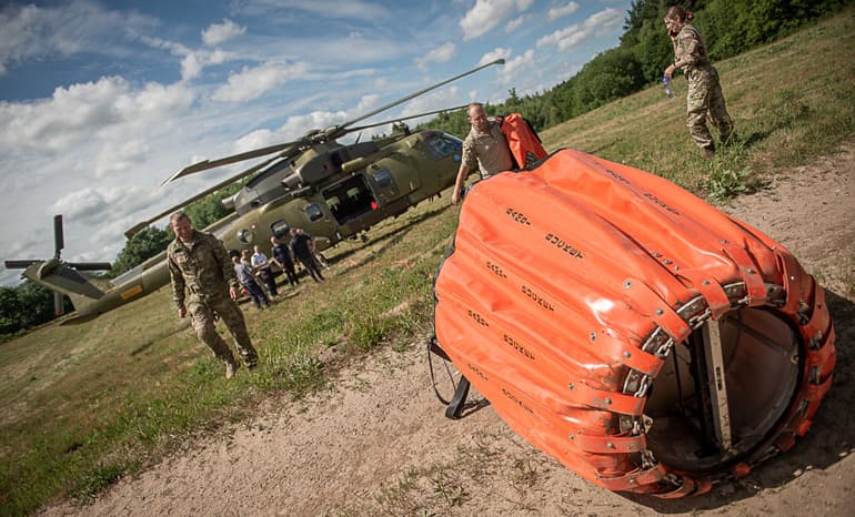 Beredskabet tester brandslukning fra luften sammen med Forsvaret