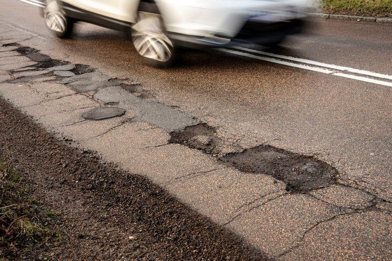 Frostvejr har givet huller i asfalten - nu lappes der på højtryk