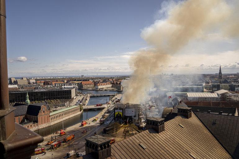 Regeringen vil se på brandregler efter brand på Børsen