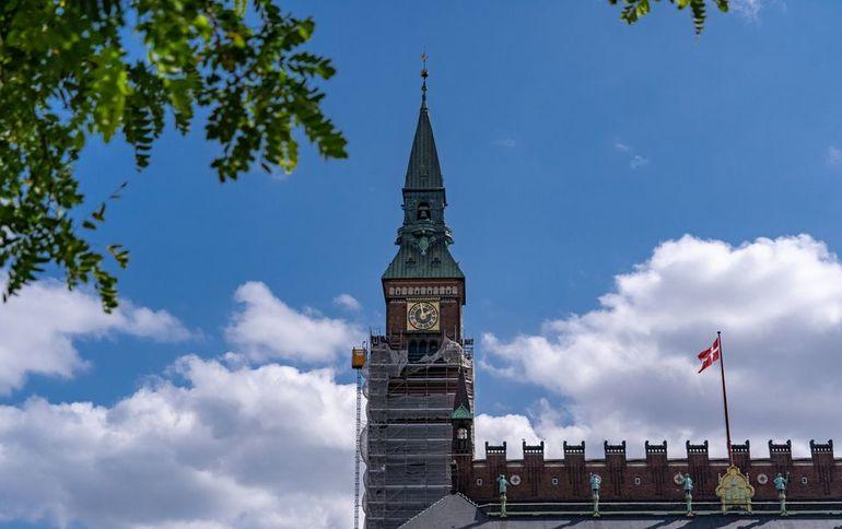 Efter halvandet år: Nu kan københavnere igen se rådhustårn