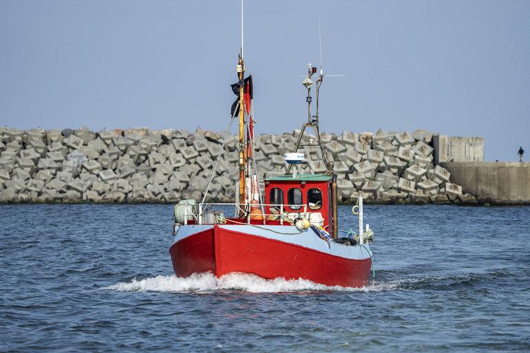 Regeringen udskyder CO<sub>2</sub>-afgift for fiskeri og forbyder bundtrawl