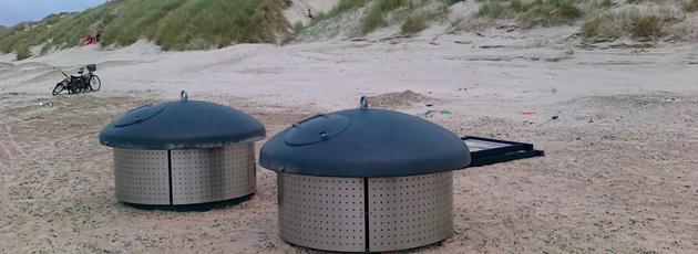 Nedgravede skraldecontainere på stranden