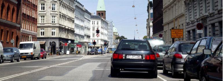 Kommuner vil selv fjerne ulovligt parkerede biler