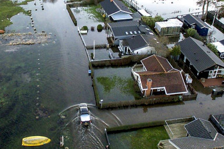 Nye og ufærdige kystsikringer holdt til storm og vandstigninger