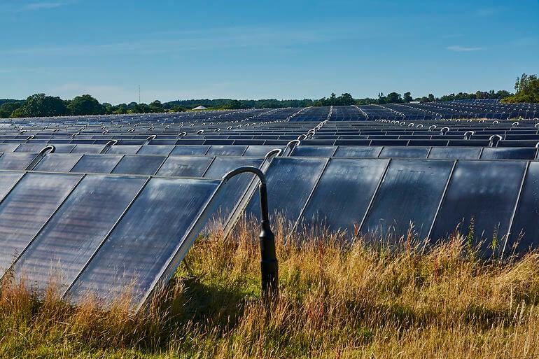 Odense-udvalg siger nu ja til solcelleanlæg ved motorvej