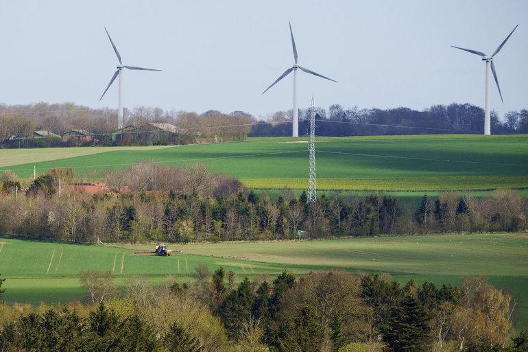 Regeringen vil fjerne vindmølleloft og lave flere energiparker