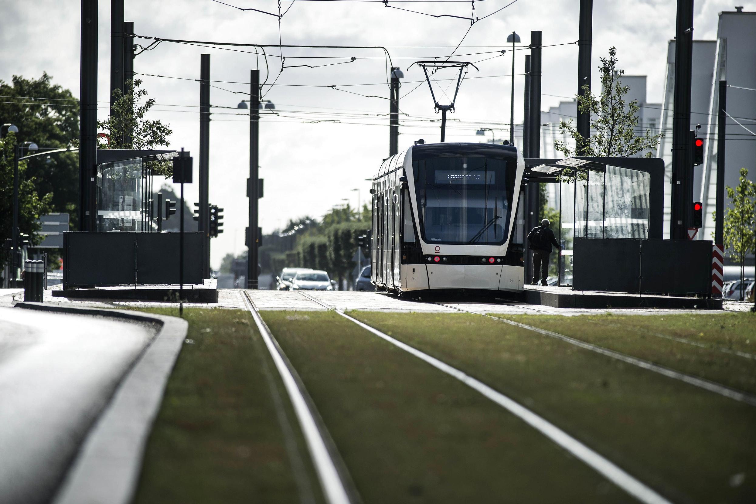 Antallet af nærved-ulykker ved Odense Letbane falder markant