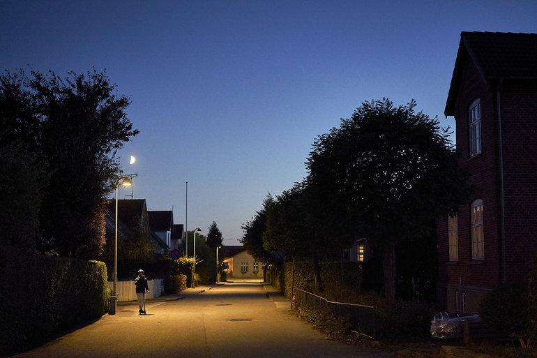 Flere kommuner overvejer at spare strøm ved at dæmpe gadelys