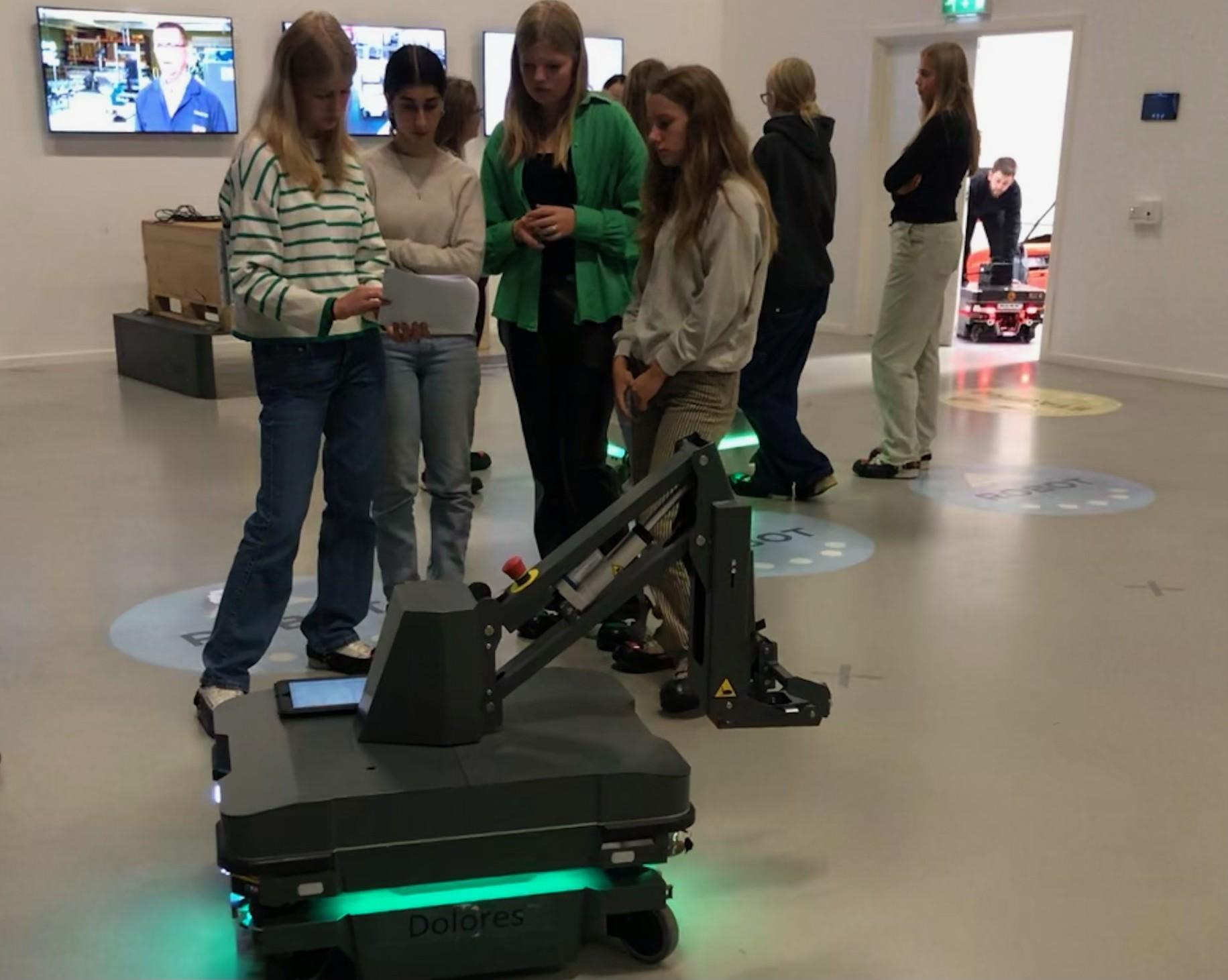 Odense vil have ligestilling i IT: Piger besøger robotvirksomheder