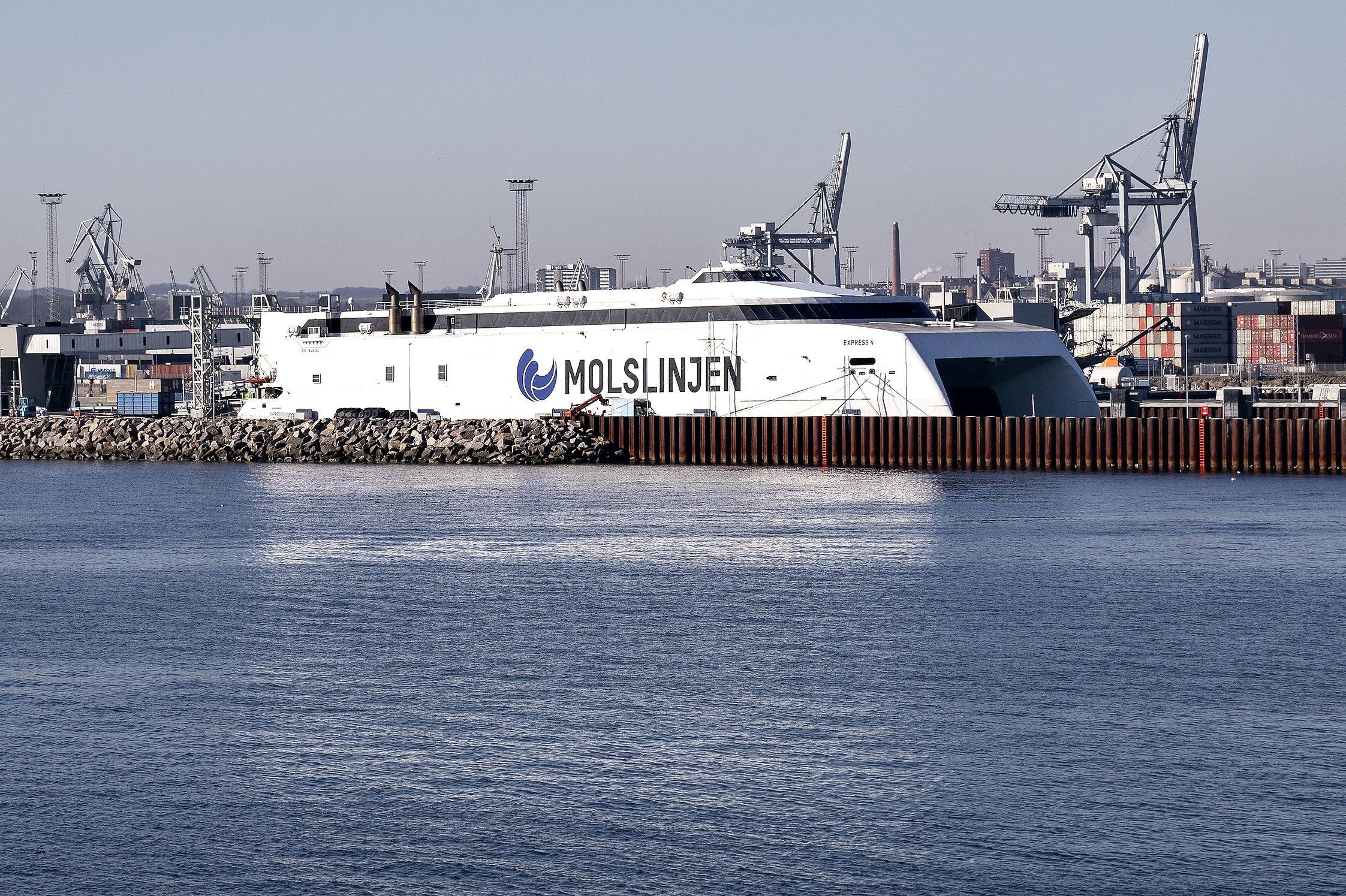 Hurtigfærger på Kattegat sænker farten for at spare brændstof