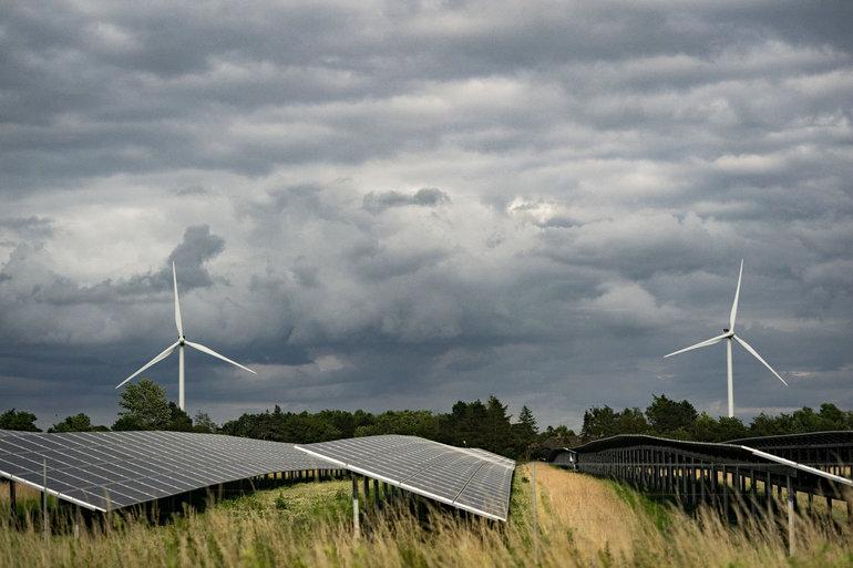 De fleste vindmøller og solceller rejses i få kommuner