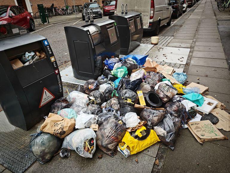 Bunker af affald står på gaden i større byer
